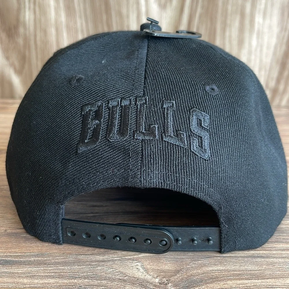 NWT NBA ULTRA GAME CHICAGO BULLS SILVER PATCH BLACK FLAT BRIM HAT CAP RARE!